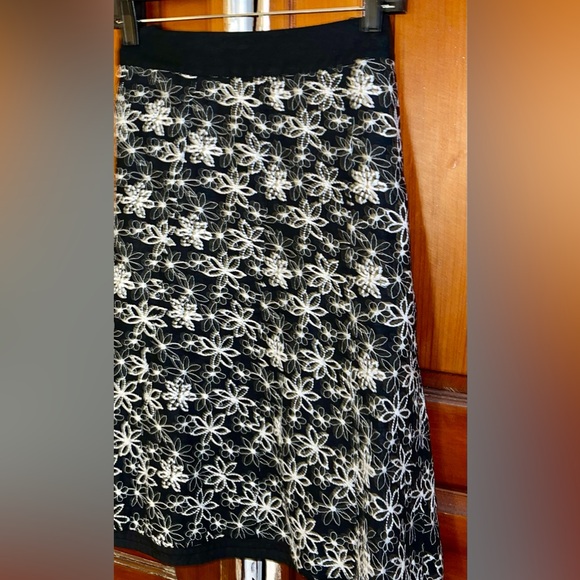 Christopher & Banks Black & White Embroidered Daisy Skirt. Size 10 - Picture 2 of 6